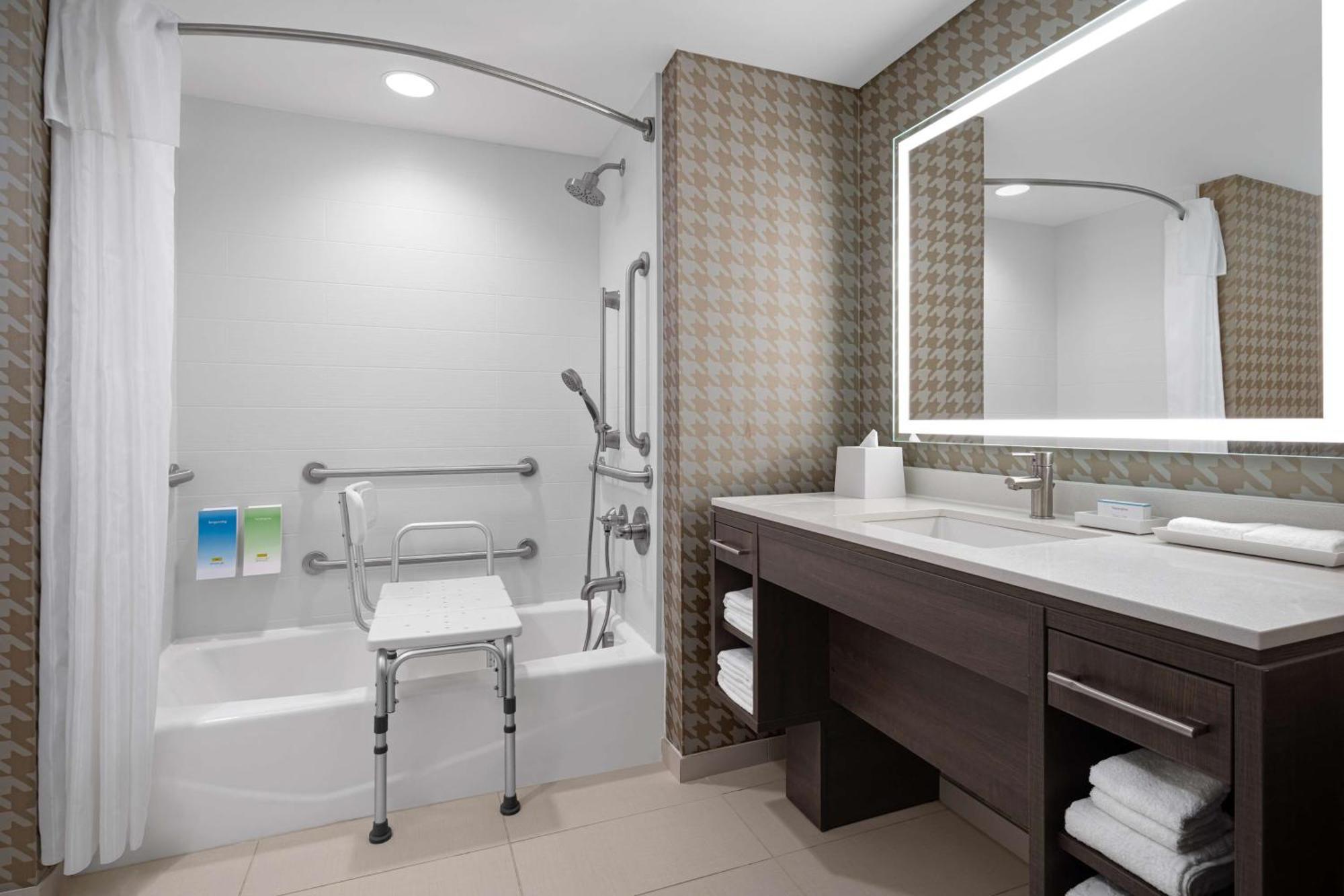 Home2 Suites By Hilton Des Moines At Drake University Екстер'єр фото
